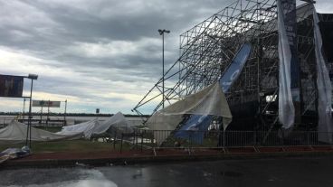 El escenario principal quedó afectado por la tormenta.