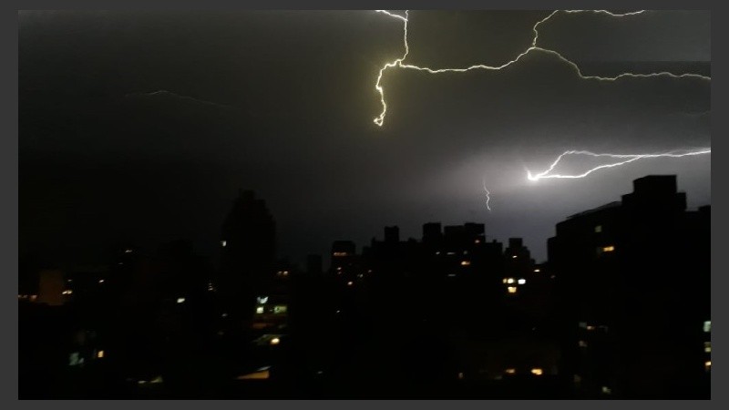 Mucha actividad eléctrica sobre Rosario este domingo a la noche.