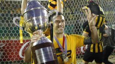 La Fiera con el trofeo de campeón.