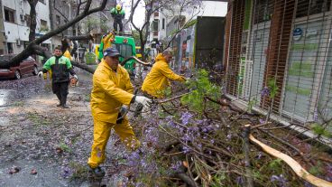 Operarios municipales trabajan para solucionar los inconvenientes de la tormenta del lunes.