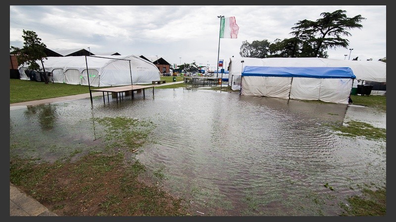 La lluvia provocó verdaderas lagunas en el predio de las Colectividades.