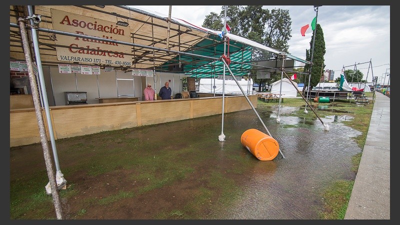 El agua todavía no drena, y el predio de Colectividades es un lodazal. 