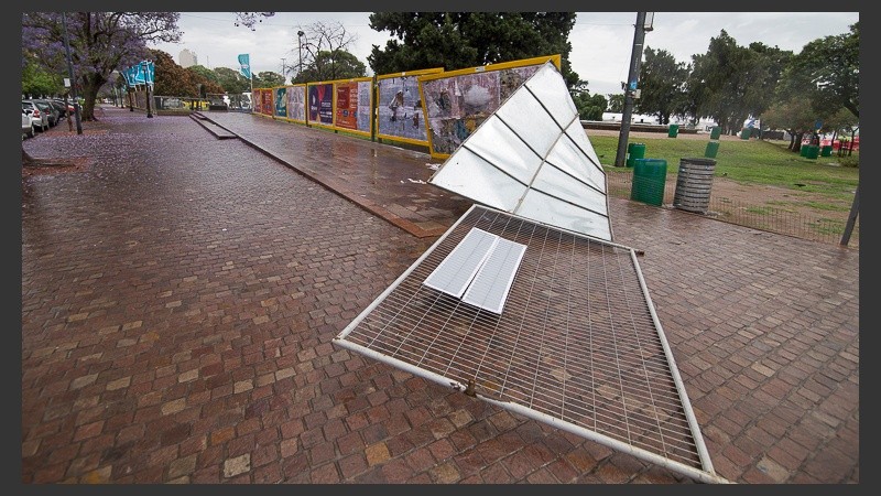 Uno de los carteles en la entrada al predio por avenida Belgrano totalmente tumbado.