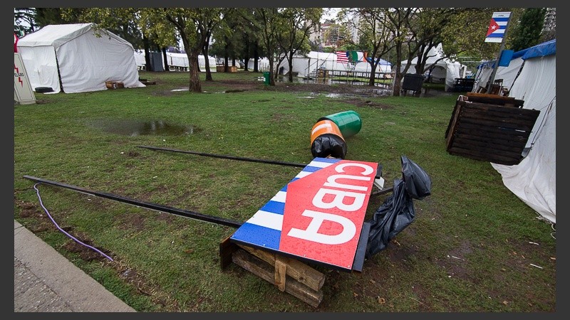 Carteles tumbados tras los fuertes vientos.