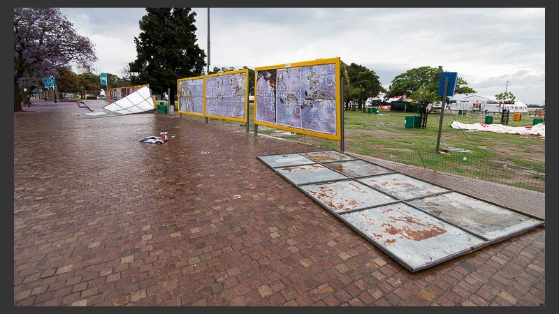 Más carteles derribados esta madrugada en Rosario. 