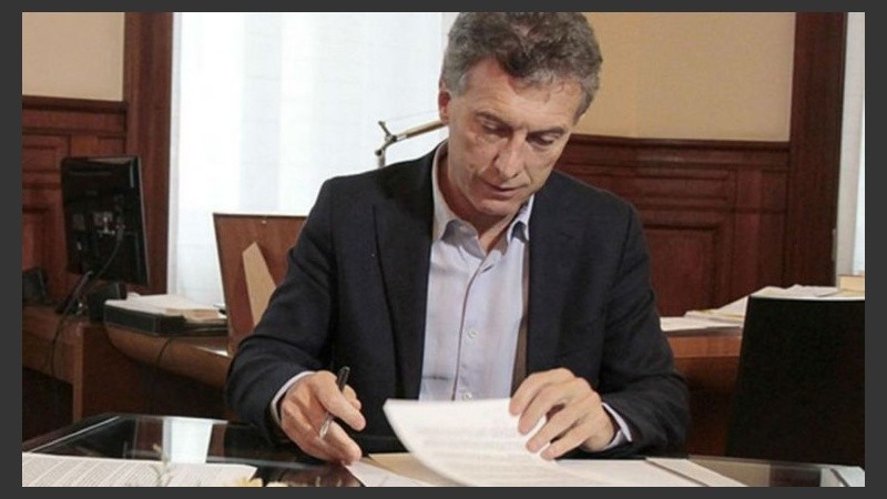 El presidente Mauricio Macri firmó el decreto referido al bono de fin de año.