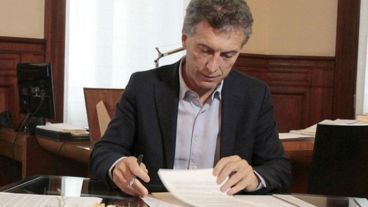 El presidente Mauricio Macri firmó el decreto referido al bono de fin de año.