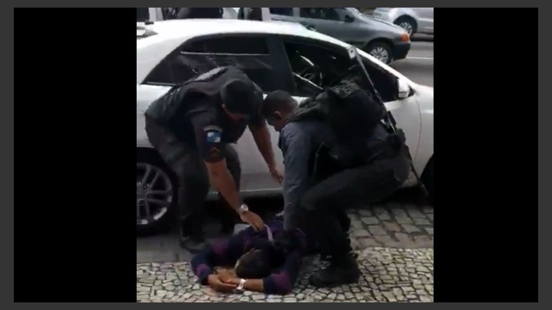 La policía disparó a los asaltantes y la gente gritó por Bolsonaro.