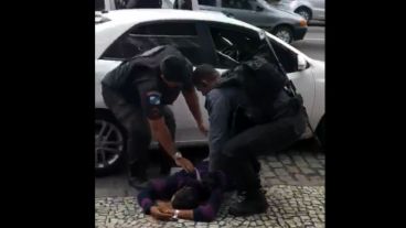 La policía disparó a los asaltantes y la gente gritó por Bolsonaro.