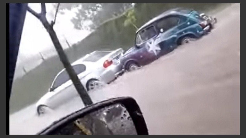 El Fiat 600 empujó al BMW en plena tormenta.