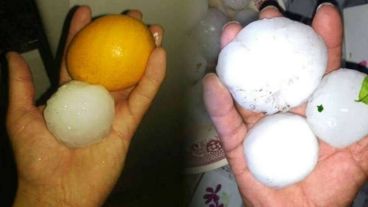 Los vecinos mostraron en las redes el tamaño de las piedras caídas.