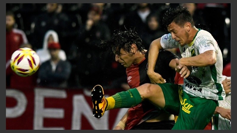 Fontanini resta de cabeza. Estuvo firme en la defensa.