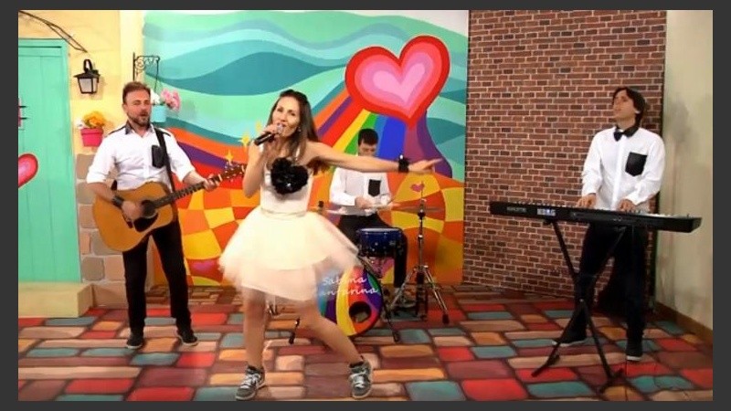 Sabina Cantarina baila con los chicos.