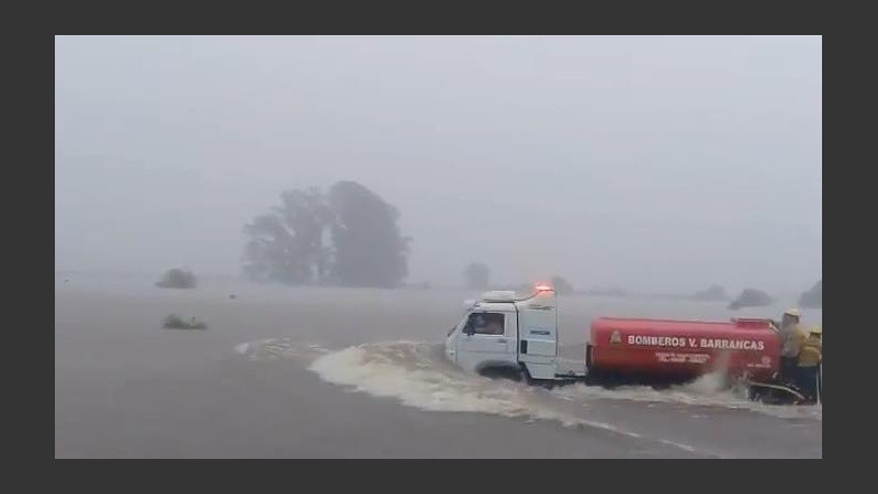 El camión de Bomberos cruza la ruta como si fuera un barco.