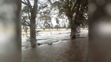 La voluminosa masa de agua persistía en proximidades de la ruta, tras el cese de las lluvias.