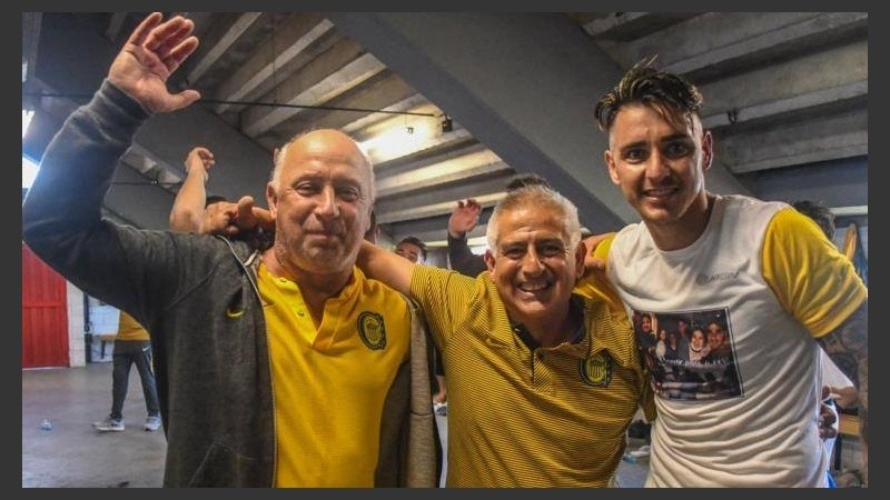 Di Leo, celebrando el triunfo clásico junto a un ayudante y a Zampedri.