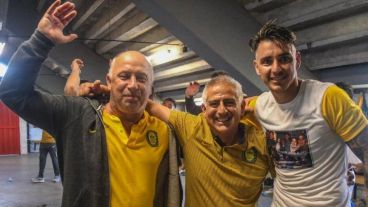 Di Leo, celebrando el triunfo clásico junto a un ayudante y a Zampedri.