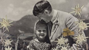Una de las fotos de Hitler con Rosa Bernile Nienau.