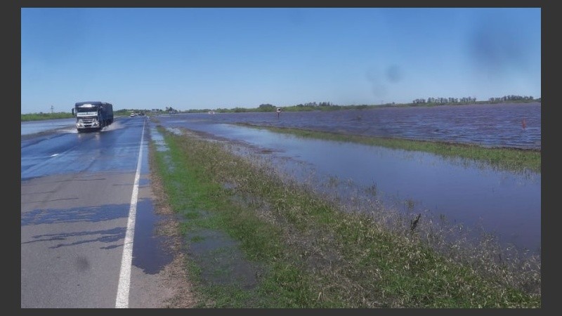 Por presencia de agua sobre la calzada, se realizan cortes y desvíos en la autopista.