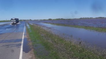Por presencia de agua sobre la calzada, se realizan cortes y desvíos en la autopista.