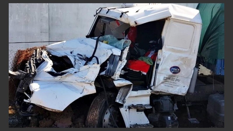 El conductor del camión quedó atrapado pero fue rescatado: está herido.