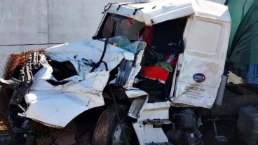 El conductor del camión quedó atrapado pero fue rescatado: está herido.