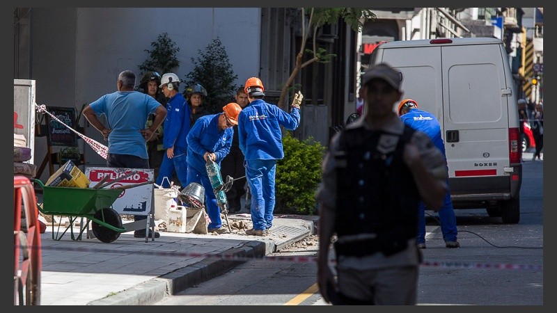 Operarios de una constructora rompieron un caño en la vereda.