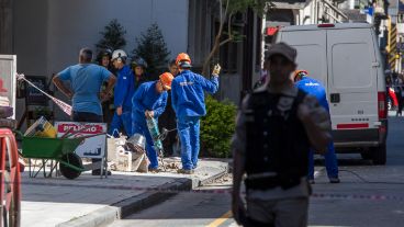 Operarios de una constructora rompieron un caño en la vereda.