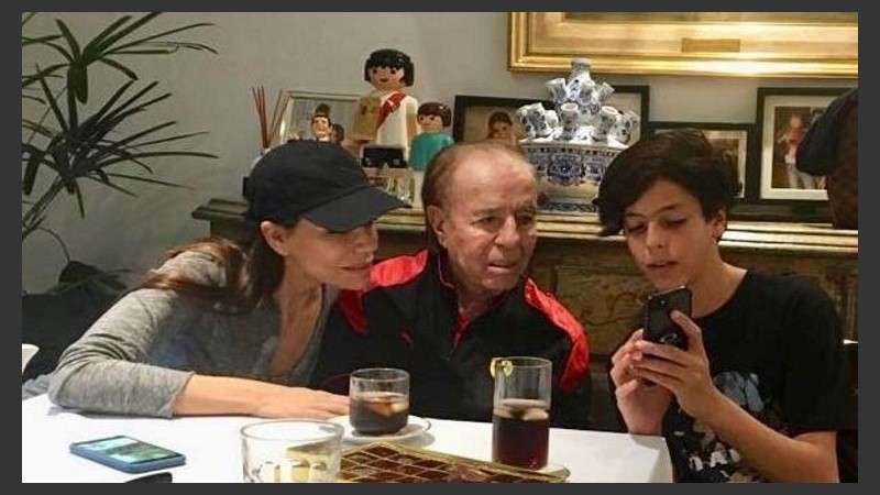La última foto pública de Máximo Menem con su padre y su hermana.