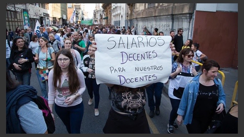 Los docentes de la UNR realizarán una huelga este viernes.
