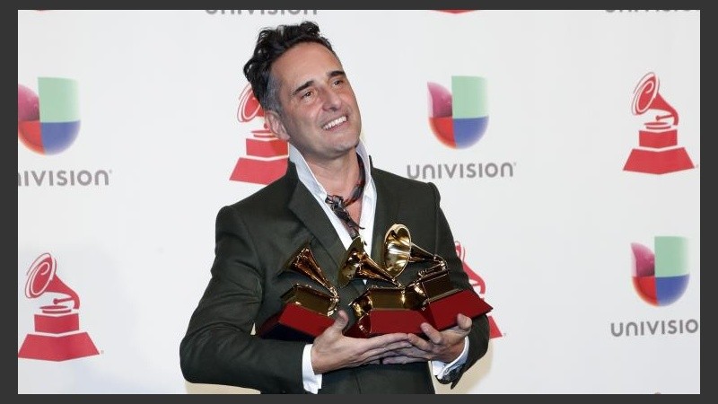 El triple ganador, Jorge Drexler, posa con los premios.