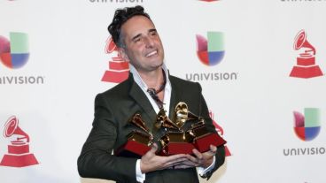 El triple ganador, Jorge Drexler, posa con los premios.