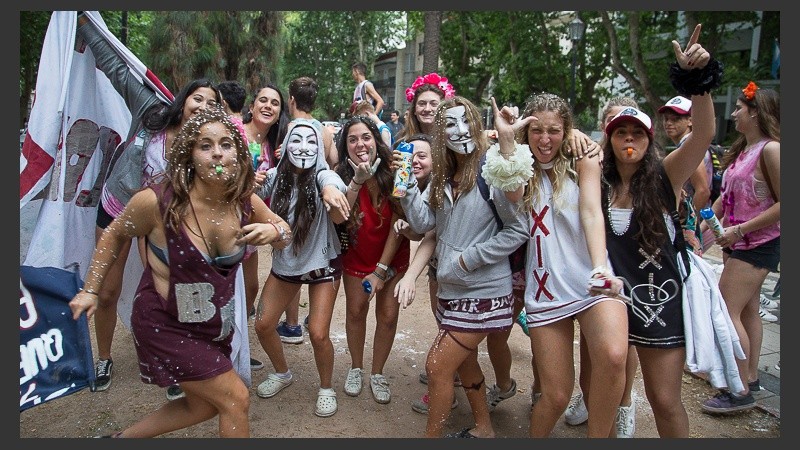 Los jóvenes del cuarto año salieron a festejar a la calle, como todos los años.