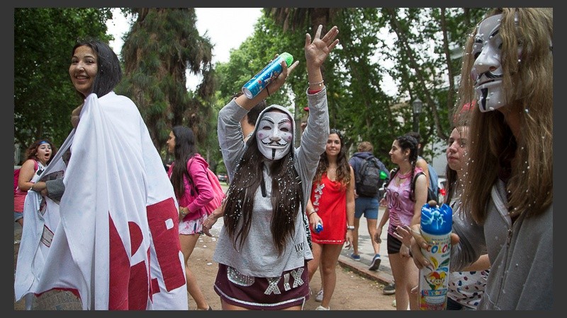Cotillón y mucho color desde temprano en los festejos de los estudiantes este viernes.