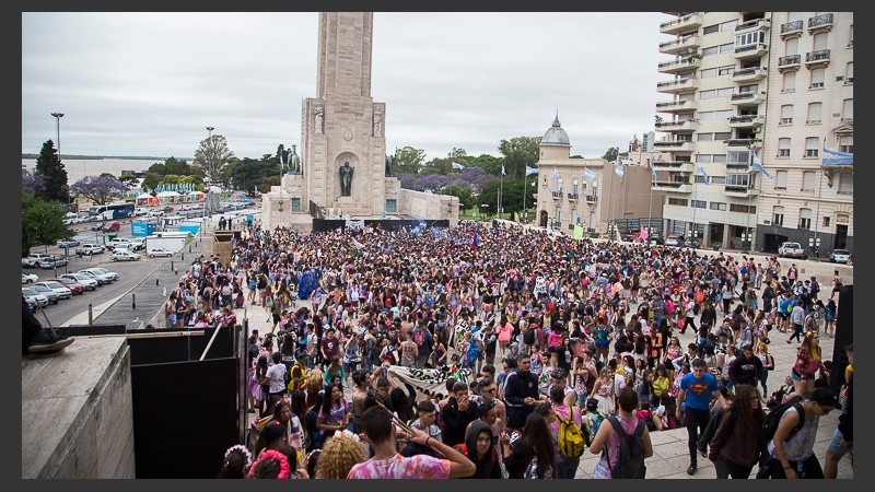 El Monumento a la Bandera repleto de estudiantes este viernes por la mañana.