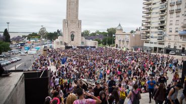 El Monumento a la Bandera repleto de estudiantes este viernes por la mañana.