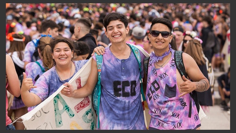 Estudiantes contentos posan para la cámara. Los festejos arrancaron en la noche del jueves.