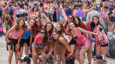 Un grupo de chicas de la ciudad de Pérez se llegaron hasta el Monumento a festejar este viernes.