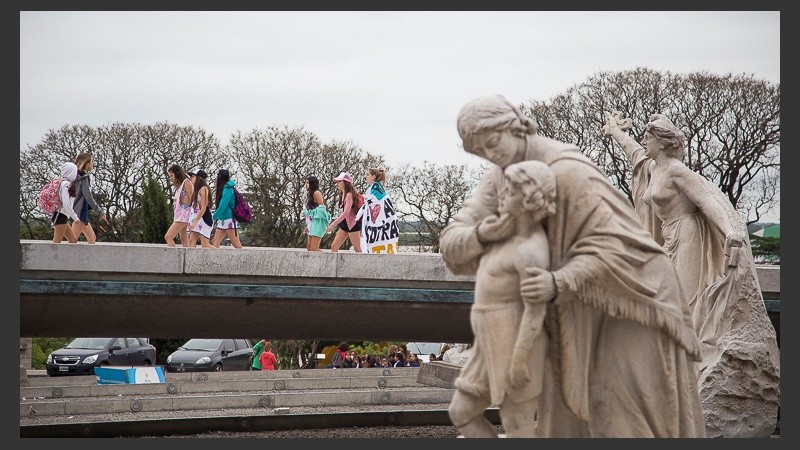 Todos los estudiantes se congregaron en el Monumento.