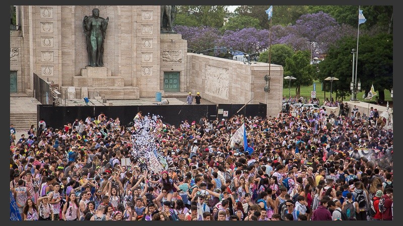 Un Monumento repleto de jóvenes.