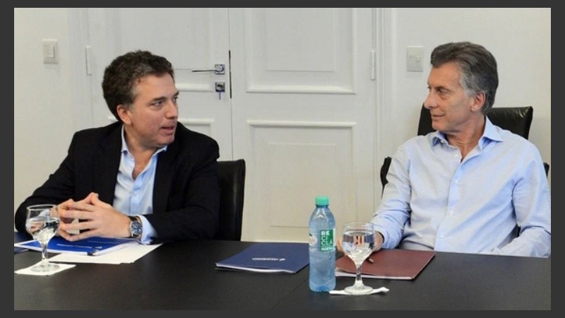 El ministro de Hacienda, Nicolás Dujovne, junto al presidente Mauricio Macri.