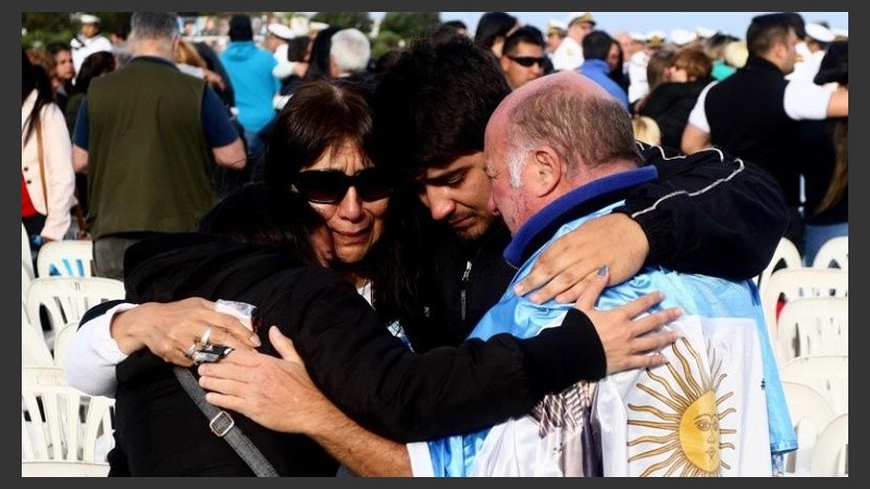 La emoción de los familiares de los 44 tripulantes ante la noticia. 