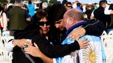 La emoción de los familiares de los 44 tripulantes ante la noticia.