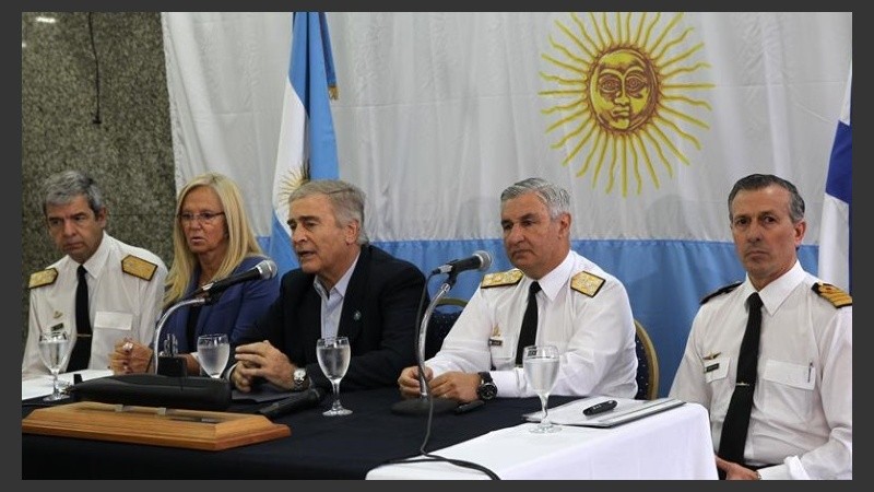 El ministro Oscar Aguad dio precisiones del hallazgo del ARA San Juan junto a militares. 