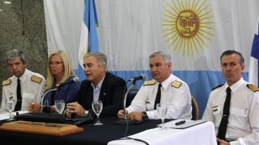 El ministro Oscar Aguad dio precisiones del hallazgo del ARA San Juan junto a militares.