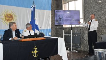 El capitán Balbi explica detalles del hallazgo en la conferencia de este sábado.
