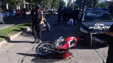 El motociclista tomó por Rondeau en contramano y chocó de frente con el móvil.