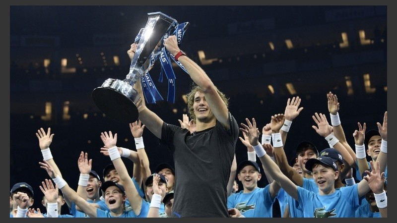 El pibe alemán celebró con los ball boys del torneo.
