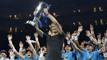 El pibe alemán celebró con los ball boys del torneo.
