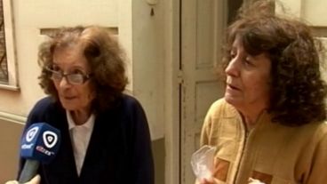 Edith (80) y Adriana (72) son viudas y viven juntas.